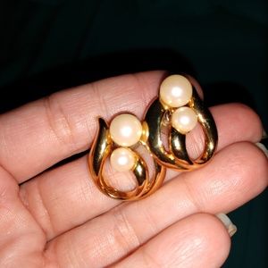 Avon gold pearl pierced earrings